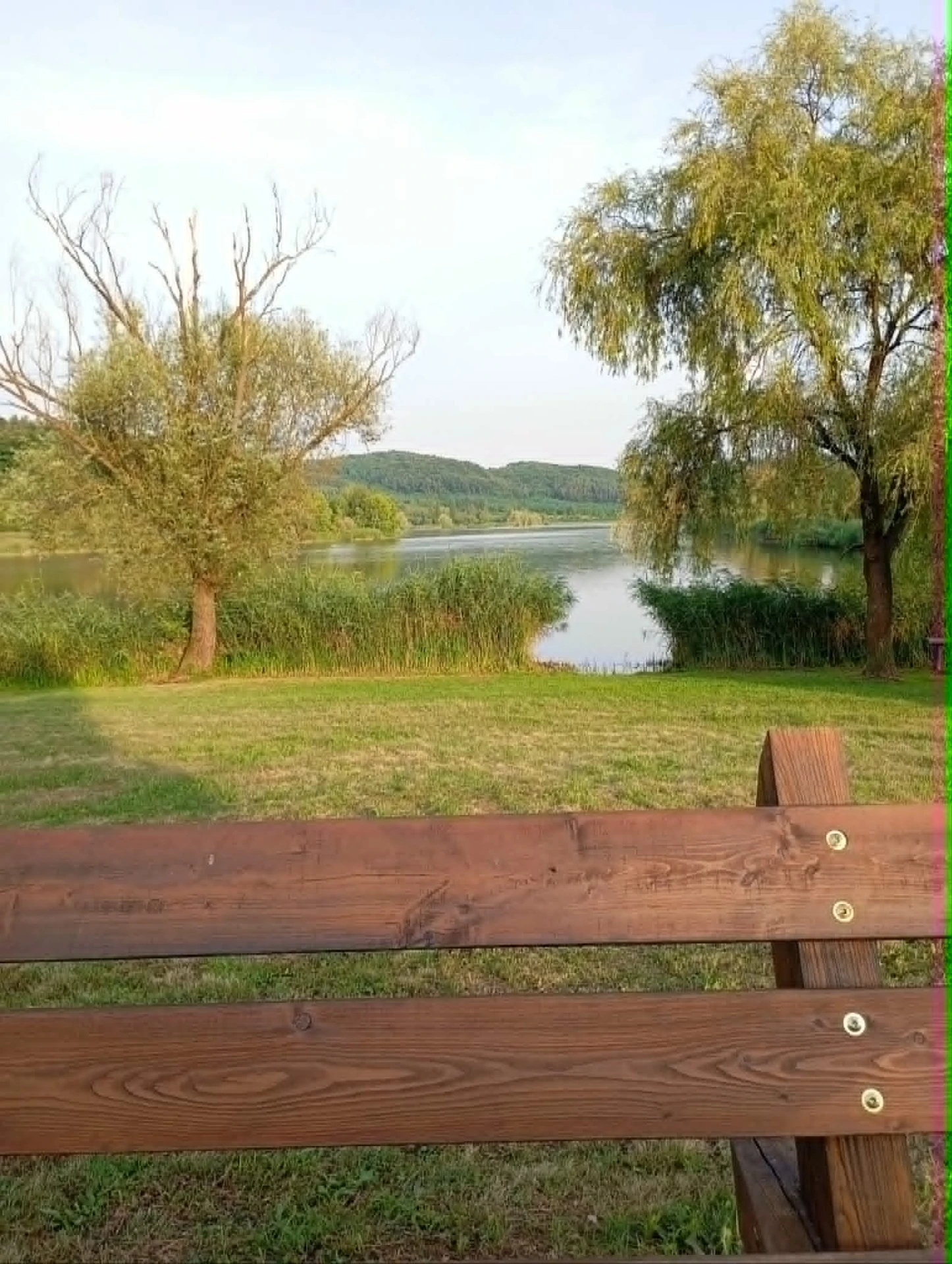 Horgászállások és festői panoráma a tónál