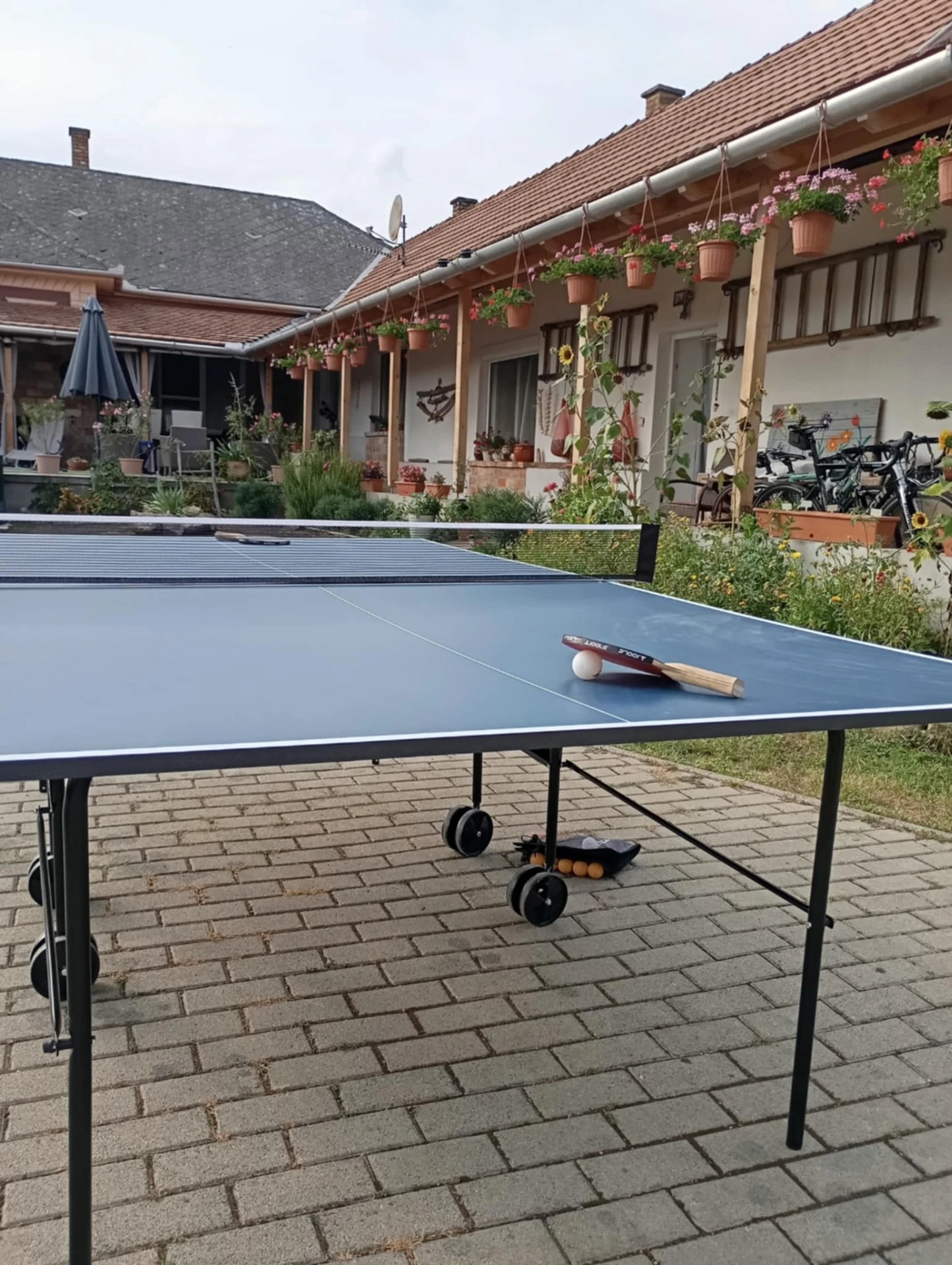 Pingpongasztal és kerti szabadidős játékok
