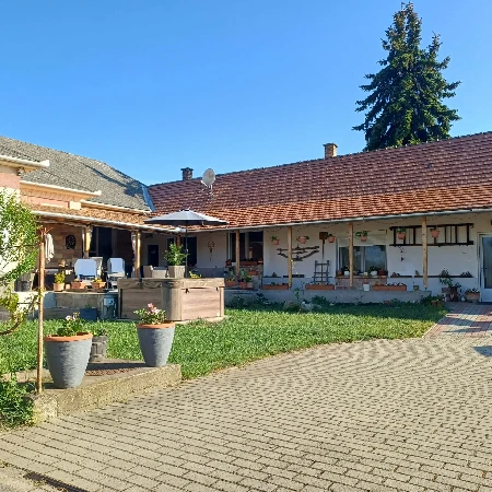 A Borostyán Vendégház gondozott udvara