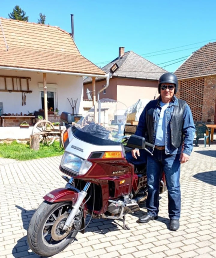 Motoros túrázók a vendégházban