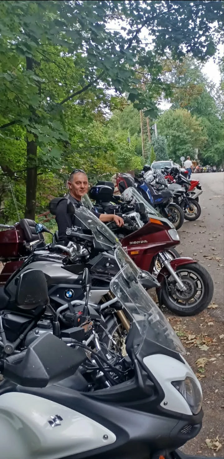 Motoros túratársak a Borostyán Vendégháznál